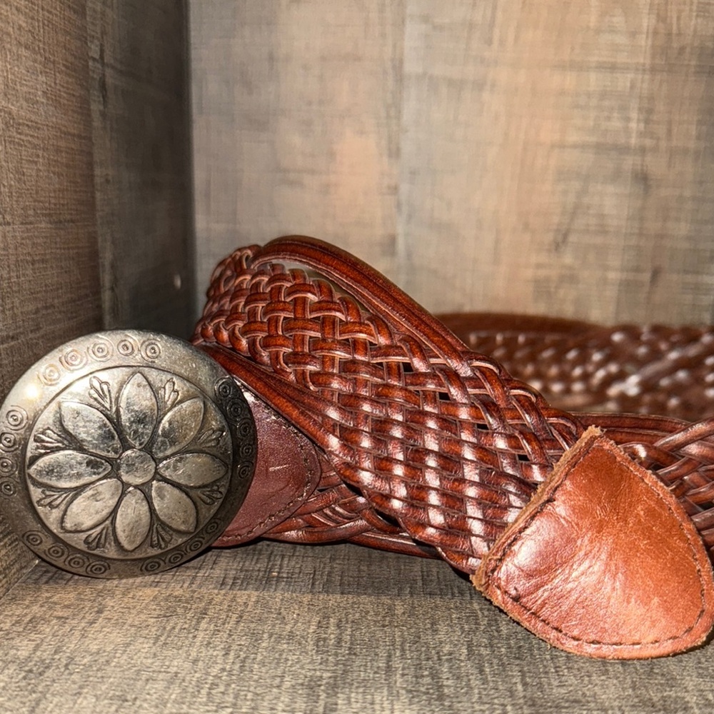 VINTAGE***NEW YORK & COMPANY Brown Leather Woven Belt with Silver FLOWER Buckle